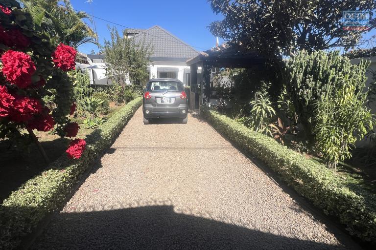 A vendre charmante maison avec grand jardin à Amborompotsy, Baisse de prix!