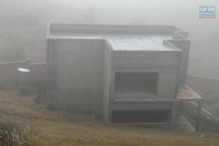 À VENDRE – Villa R+1 en cours de construction avec vue panoramique à Imerinkasinina