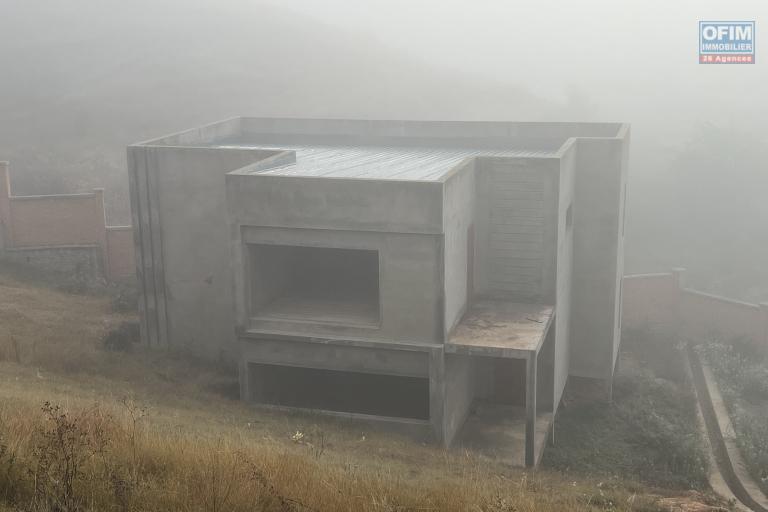 À VENDRE – Villa R+1 en cours de construction avec vue panoramique à Imerinkasinina