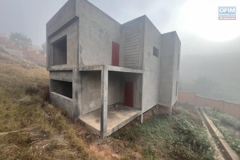 À VENDRE – Villa R+1 en cours de construction avec vue panoramique à Imerinkasinina