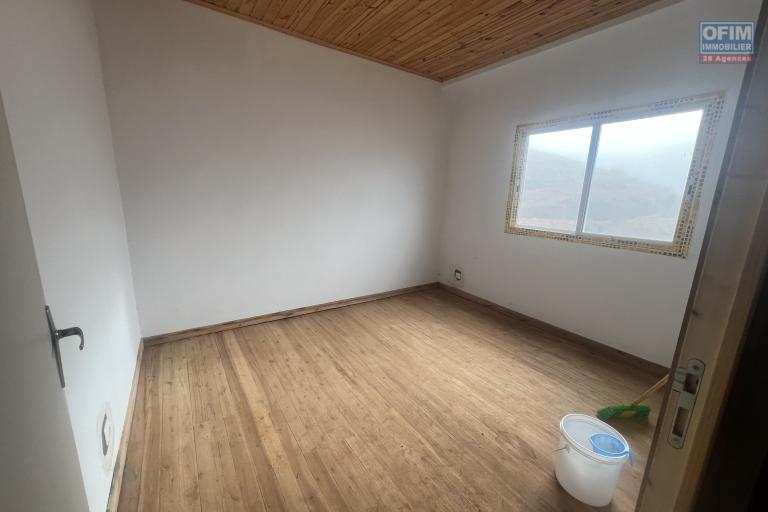 À VENDRE – Villa R+1 en cours de construction avec vue panoramique à Imerinkasinina