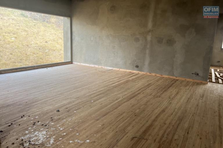 À VENDRE – Villa R+1 en cours de construction avec vue panoramique à Imerinkasinina