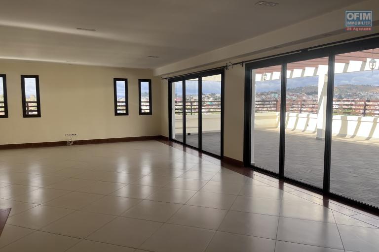 Un appartement T3 sécurisé avec une grande terrasse à Androhibe