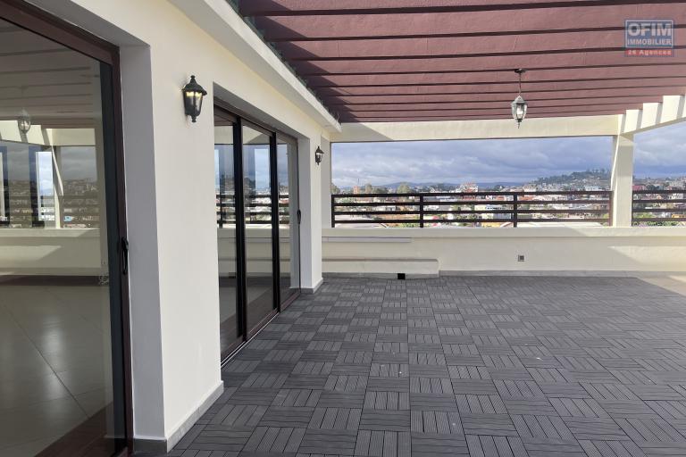 Un appartement T3 sécurisé avec une grande terrasse à Androhibe