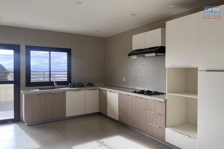 Un appartement T3 sécurisé avec une grande terrasse à Androhibe
