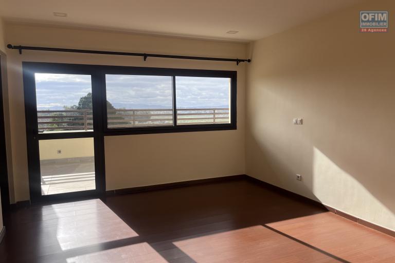 Un appartement T3 sécurisé avec une grande terrasse à Androhibe
