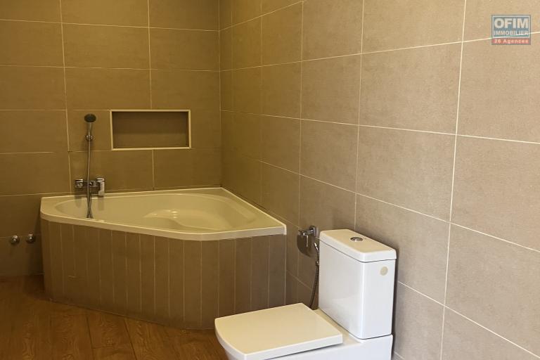 Un appartement T3 sécurisé avec une grande terrasse à Androhibe