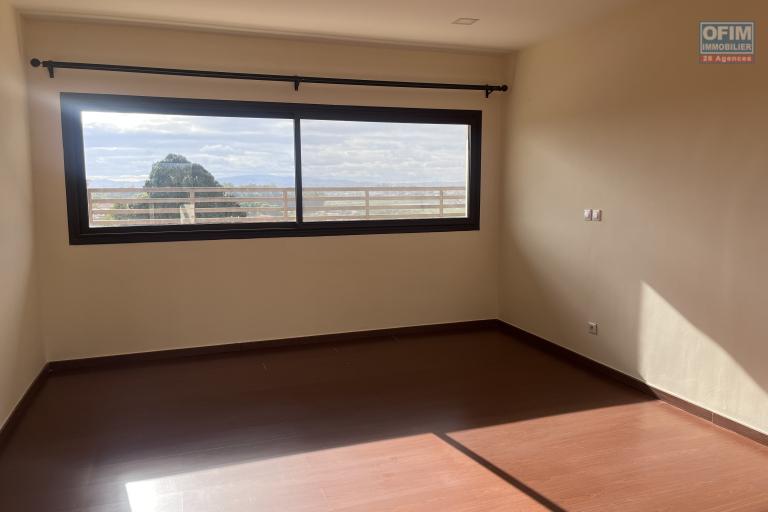 Un appartement T3 sécurisé avec une grande terrasse à Androhibe