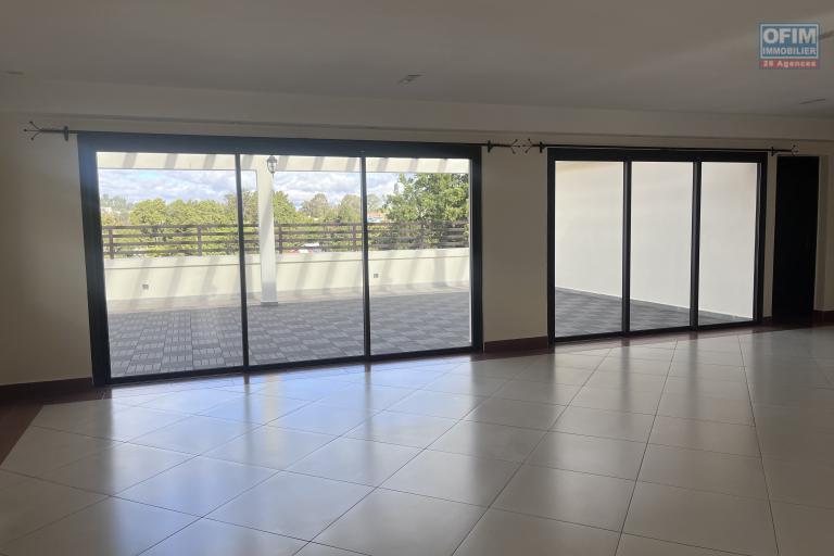 Un appartement T3 sécurisé avec une grande terrasse à Androhibe