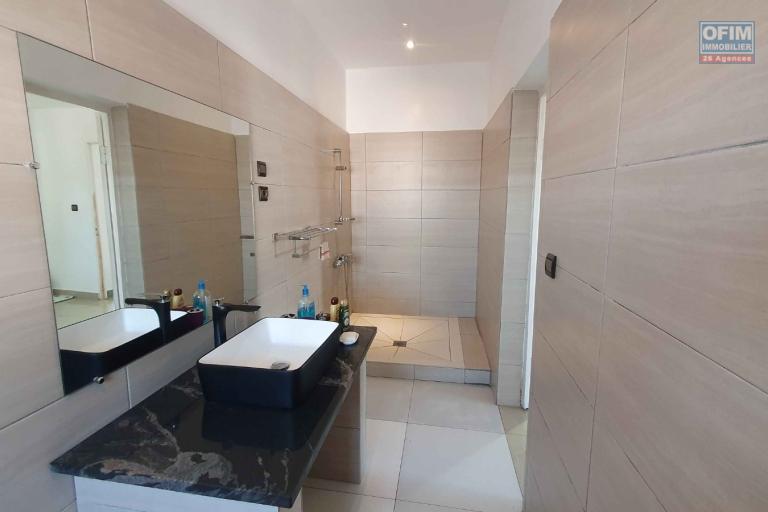 À LOUER – Superbe appartement meublé de haut standing à Ambohinambo