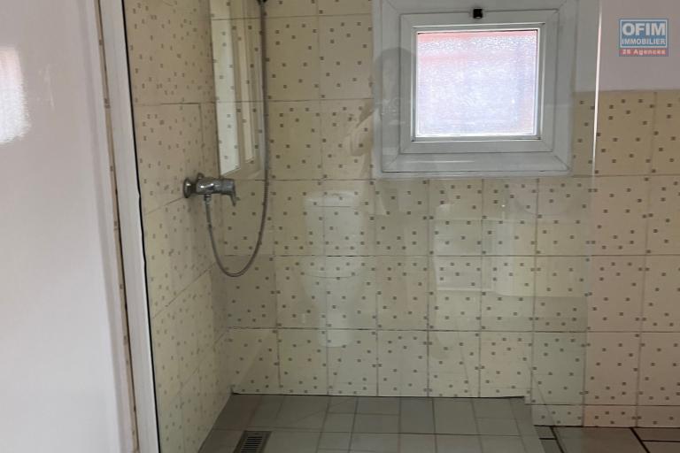 Une villa meubl&eacute;e F5 tout pr&egrave;s du Lyc&eacute;e Fran&ccedil;ais et leader Price &agrave; Ambatobe