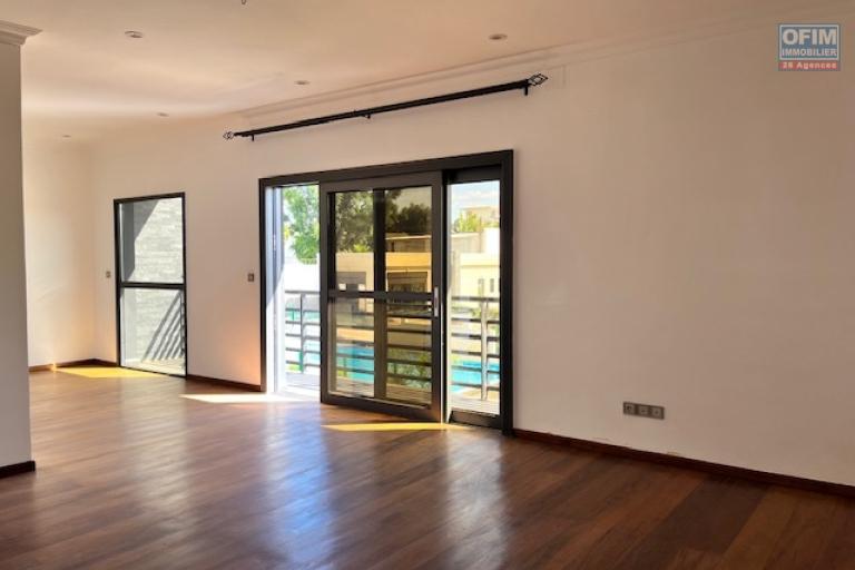 Trois villas neuves en copropri&eacute;t&eacute; avec une piscine &agrave; Ambatobe
