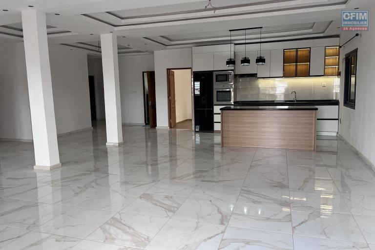 Trois grands appartements T5 neufs et lumineux &agrave; Mahazoarivo