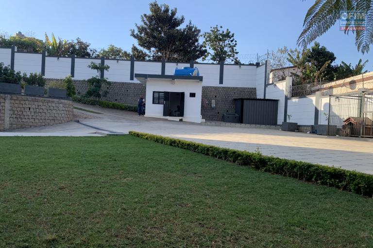 Vente d'une villa F6 meubl&eacute;e de standing &agrave; Iavoloha Mandrimena
