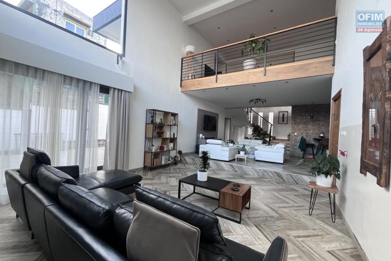 Vente d'une villa F6 meubl&eacute;e de standing &agrave; Iavoloha Mandrimena