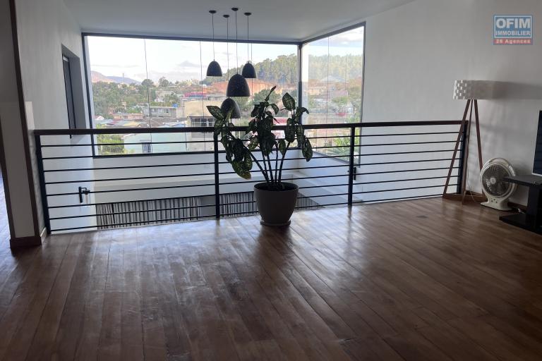 Vente d'une villa F6 meubl&eacute;e de standing &agrave; Iavoloha Mandrimena