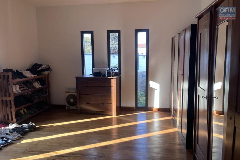 Vente d'une villa F6 meubl&eacute;e de standing &agrave; Iavoloha Mandrimena