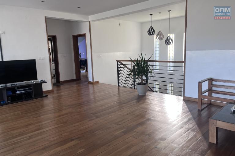Vente d'une villa F6 meubl&eacute;e de standing &agrave; Iavoloha Mandrimena
