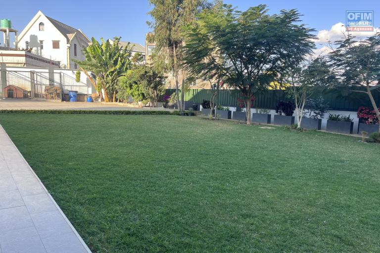 Vente d'une villa F6 meubl&eacute;e de standing &agrave; Iavoloha Mandrimena