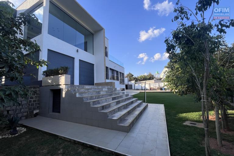 Vente d'une villa F6 meubl&eacute;e de standing &agrave; Iavoloha Mandrimena