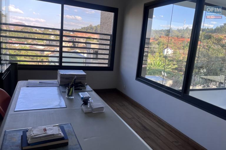 Vente d'une villa F6 meubl&eacute;e de standing &agrave; Iavoloha Mandrimena