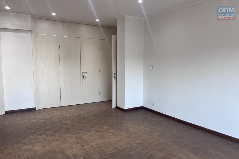 Un appartement T3 en plein centre ville s&eacute;curis&eacute; &agrave; Analakely