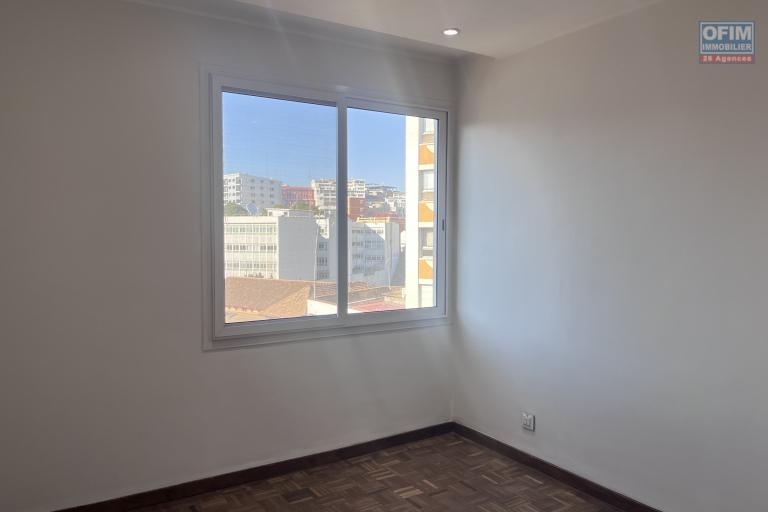 Un appartement T3 en plein centre ville s&eacute;curis&eacute; &agrave; Analakely