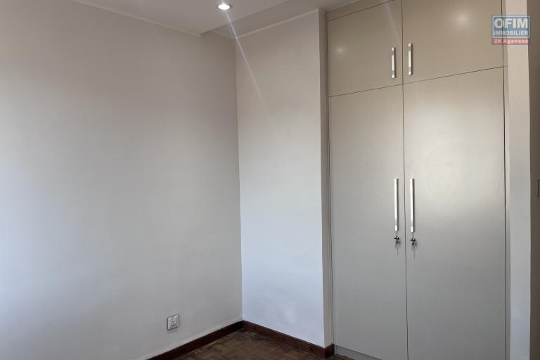 Un appartement T3 en plein centre ville s&eacute;curis&eacute; &agrave; Analakely
