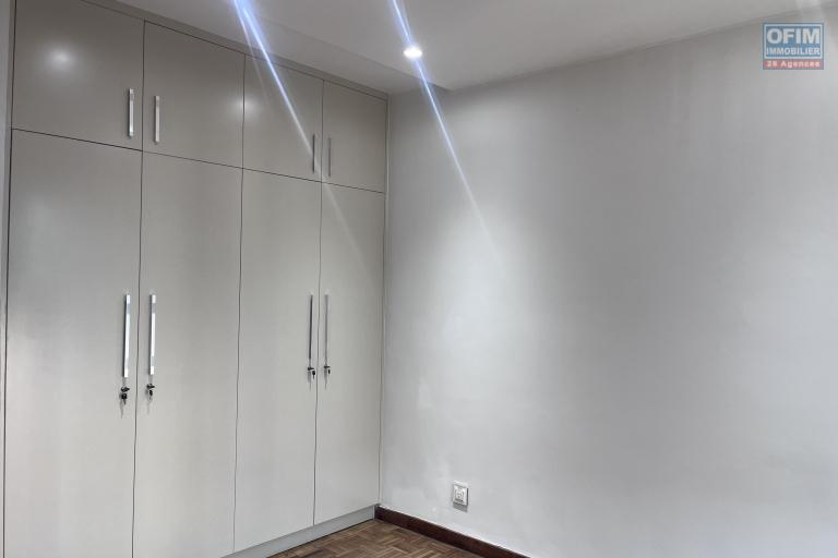 Un appartement T3 en plein centre ville s&eacute;curis&eacute; &agrave; Analakely