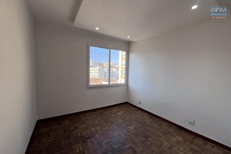 Un appartement T3 en plein centre ville s&eacute;curis&eacute; &agrave; Analakely