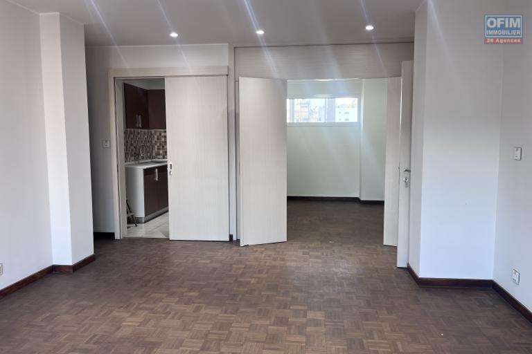 Un appartement T3 en plein centre ville s&eacute;curis&eacute; &agrave; Analakely