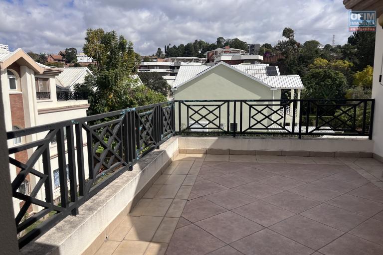 A r&eacute;server pour Septembre un appartement T3 meubl&eacute; dans une r&eacute;sidence s&eacute;curis&eacute;e &agrave; Ambatobe