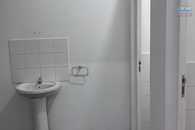 Deux entrep&ocirc;ts de 630m2 et de 874m2 &agrave; Ambohibao