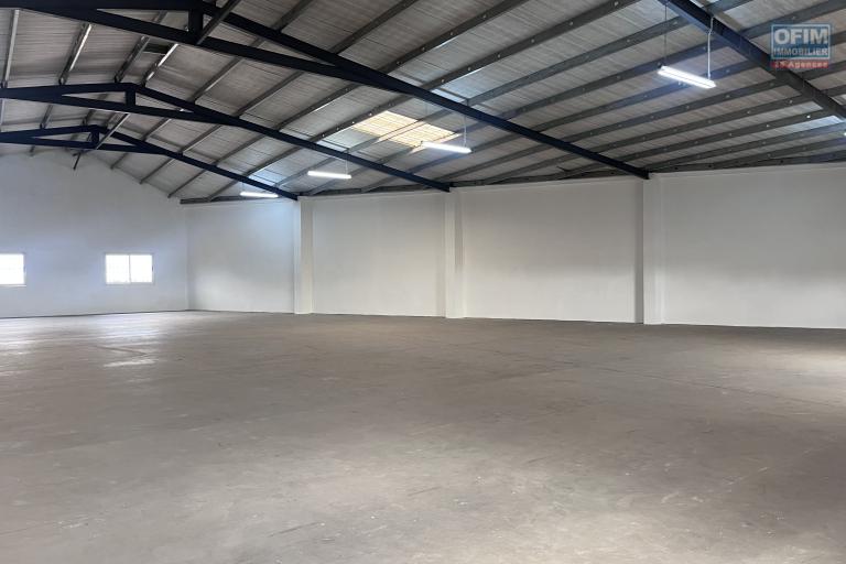 Deux entrep&ocirc;ts de 630m2 et de 874m2 &agrave; Ambohibao