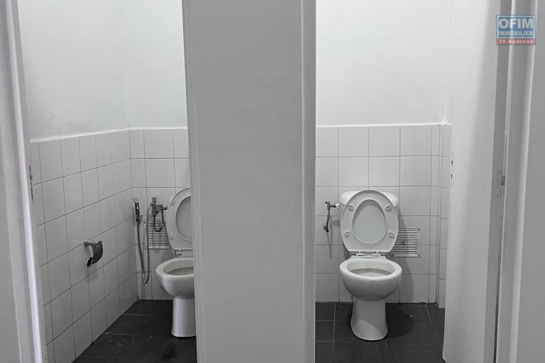 Deux entrep&ocirc;ts de 630m2 et de 874m2 &agrave; Ambohibao