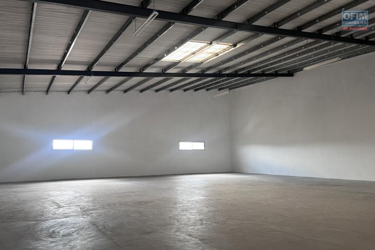 Deux entrep&ocirc;ts de 630m2 et de 874m2 &agrave; Ambohibao