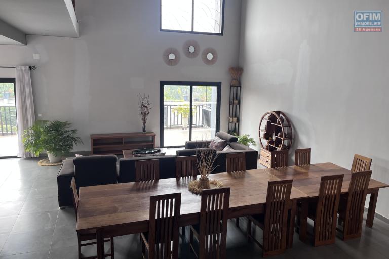 Un grand appartement T5 en duplex meubl&eacute; &agrave; Ambohitrarahaba