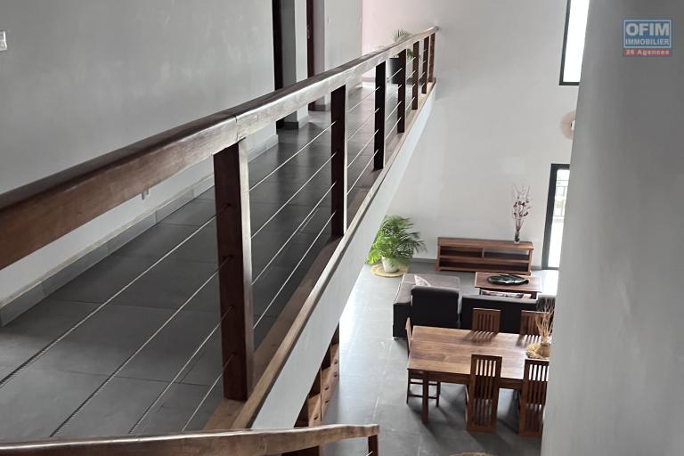 Un grand appartement T5 en duplex meubl&eacute; &agrave; Ambohitrarahaba