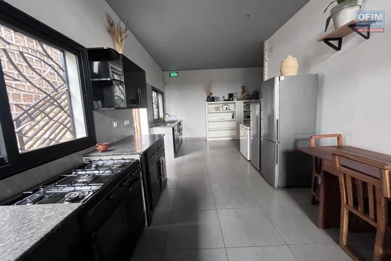 Un grand appartement T5 en duplex meubl&eacute; &agrave; Ambohitrarahaba