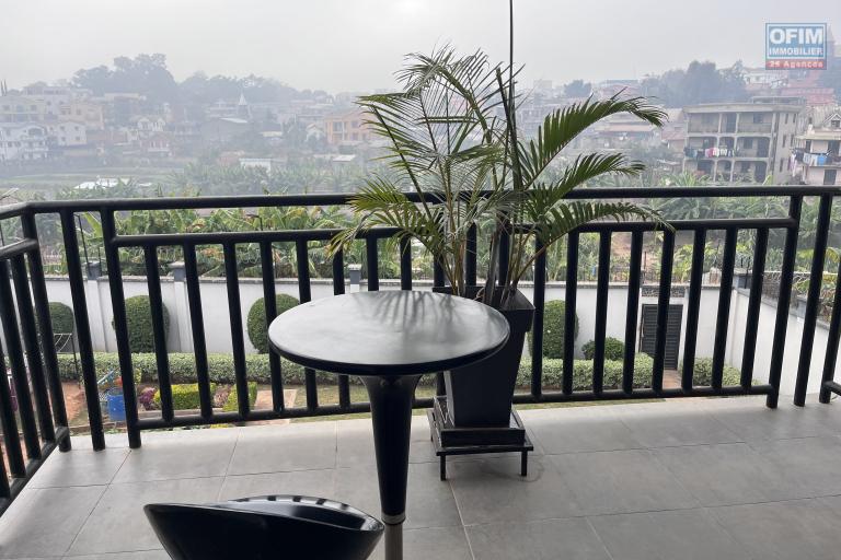 Un grand appartement T5 en duplex meubl&eacute; &agrave; Ambohitrarahaba