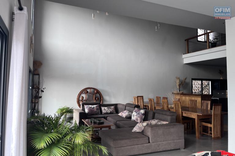 Un grand appartement T5 en duplex meubl&eacute; &agrave; Ambohitrarahaba