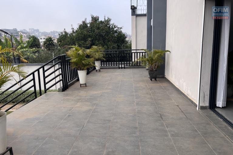 Un grand appartement T5 en duplex meubl&eacute; &agrave; Ambohitrarahaba