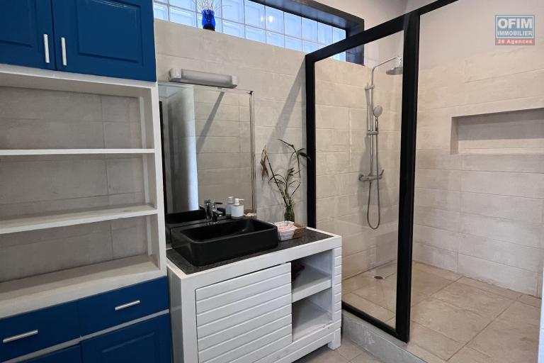 Un grand appartement T5 en duplex meubl&eacute; &agrave; Ambohitrarahaba
