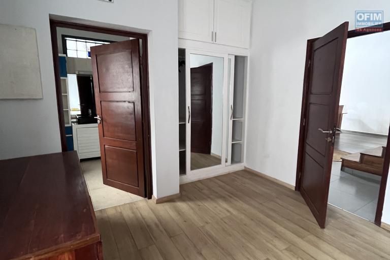 Un grand appartement T5 en duplex meubl&eacute; &agrave; Ambohitrarahaba