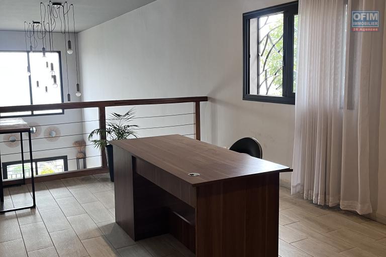 Un grand appartement T5 en duplex meubl&eacute; &agrave; Ambohitrarahaba