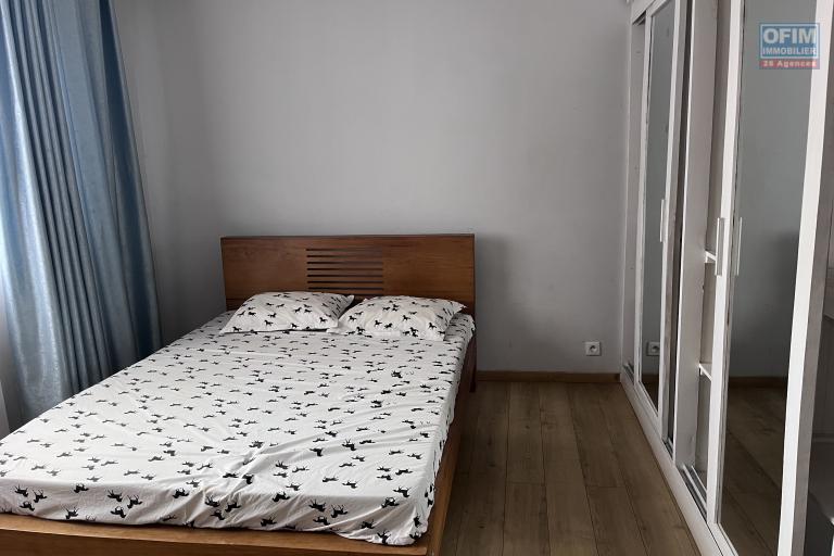 Un grand appartement T5 en duplex meubl&eacute; &agrave; Ambohitrarahaba
