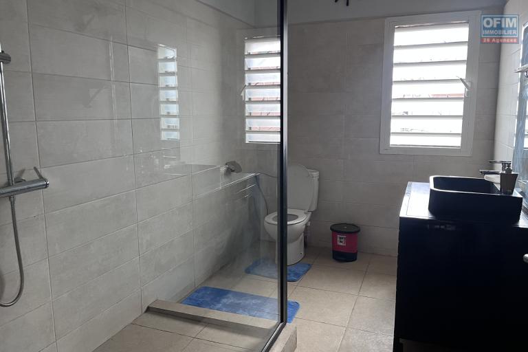 Un grand appartement T5 en duplex meubl&eacute; &agrave; Ambohitrarahaba