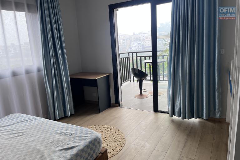 Un grand appartement T5 en duplex meubl&eacute; &agrave; Ambohitrarahaba