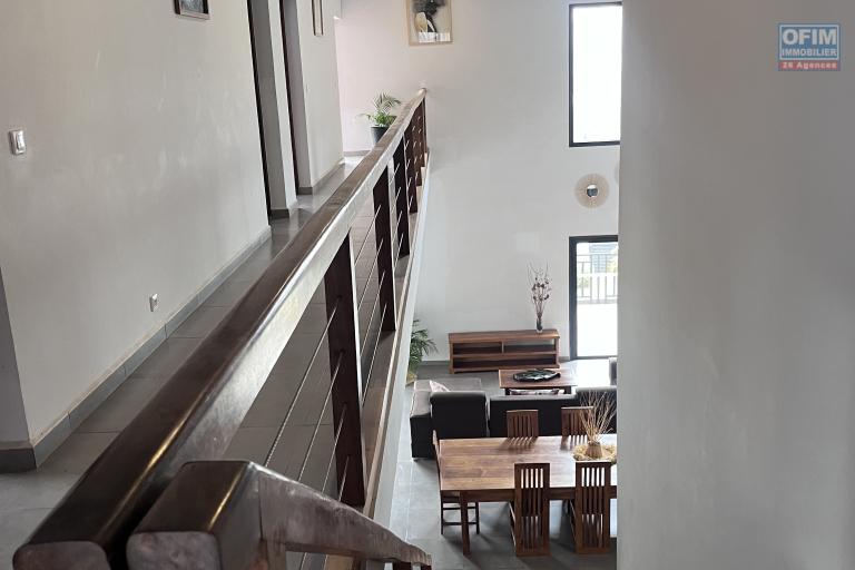 Un grand appartement T5 en duplex meubl&eacute; &agrave; Ambohitrarahaba