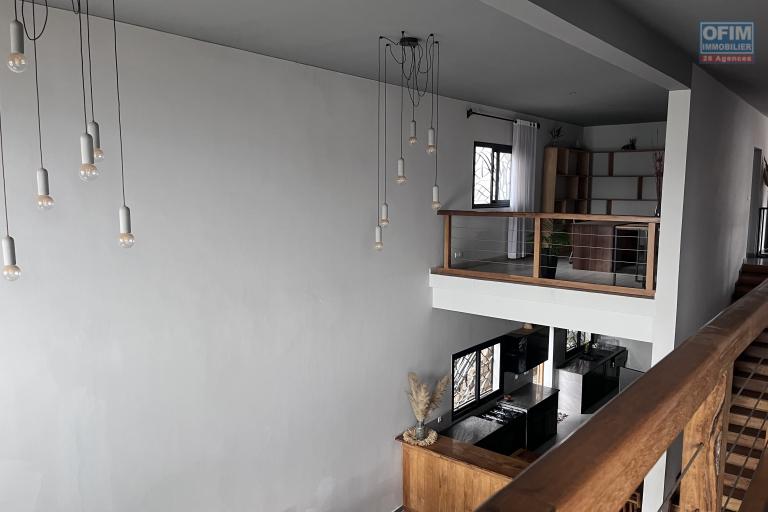 Un grand appartement T5 en duplex meubl&eacute; &agrave; Ambohitrarahaba